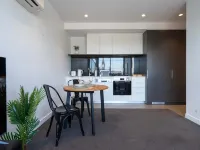 Modern 2B Apt with Views Near Swinburne University 霍索恩區酒店