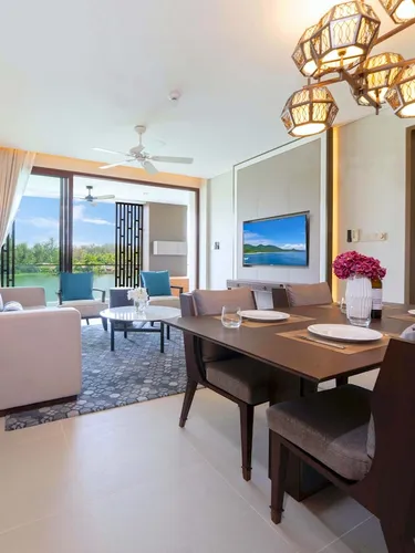 รูปภาพของStylish Lakeview Apt | 2BR 2BA + Balcony Views and Private Jacuzzi