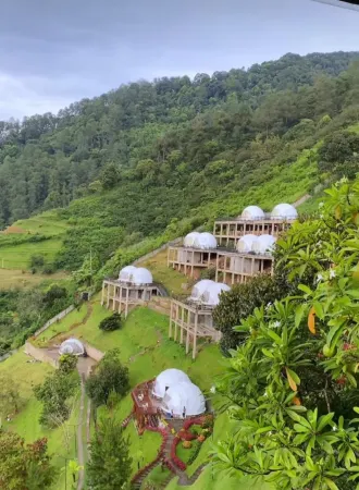 Damar Langit Resort Отели рядом с достопримечательностью «Сисаруа Грин Уорлд Адвенчер»