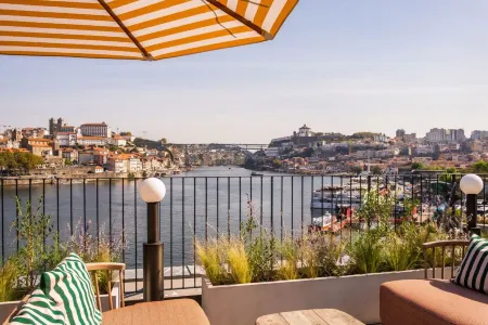 The Rebello Hotel & Spa - Small Luxury Hotels of the World Отели рядом с достопримечательностью «Miradouro Panorâmico do Porto»