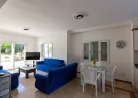 Nando Villa Walk toMerit Park & Kaya Palazzo by HK - Villas