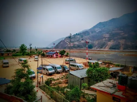 B.N Hotel and Restaurant Отели в г. Мантали