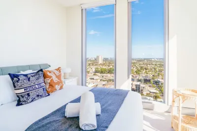 Modern 2B APT BayViews*Pool*GYM Hotels near South Melbourne Night Market