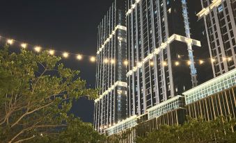 53rd Floor, 2 Br, Netflix, Apt with View by Sky