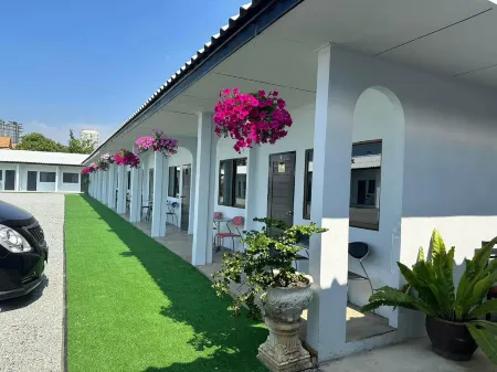 17 Garden Отели рядом с достопримечательностью «Suk Sabai Villa»