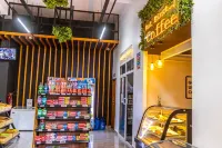 Chic Loft steps from Yaya Center | Pool + gym