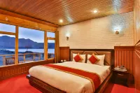 Snow Pine Luxury Wooden Cottage - parking