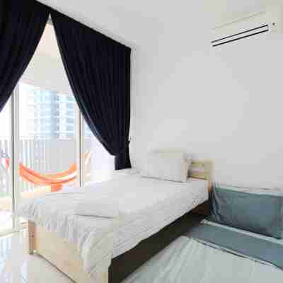 Cozy, High-Floor 2BR Apt Near LEGOLAND Rooms