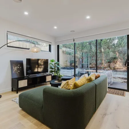 Stylish 4BR Townhouse with Private Courtyard Отели рядом с достопримечательностью «Торговый центр Westfield Doncaster»