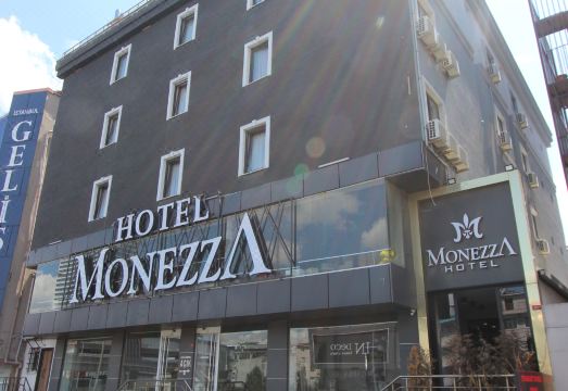 모네자 아브즐라르