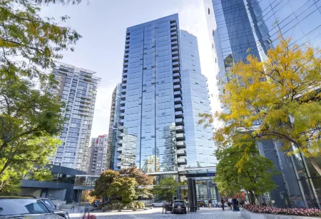 Downtown Luxury Suite w/ Private Kitchen, Laundry, Parking Отели рядом с достопримечательностью «Maple Tree Square»