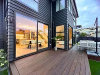Brand-New Luxury house in Epsom Отели в г. 