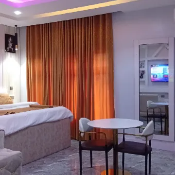 Uptown Life Hotel and Suites