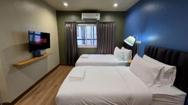 Postel Chinatown Hotels near معبد لينغ ني يي