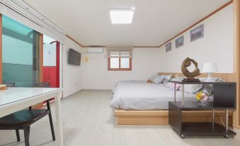 Hongdae Lovely  House. Big Room. Hongdae University Station. Exit 7. Walk 2 min