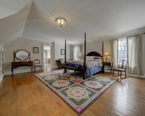 Private and Comfortable Room in a Luxury House Hotel a Markham