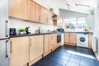 4 bed contractor house | NEC, airport & JLR - キッチン