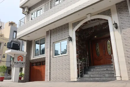 Hayyat Luxury Hotel Отели рядом с достопримечательностью «Зоопарк Лахор»