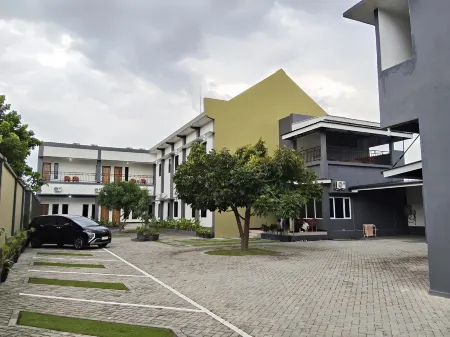 RR - 2 Syariah Hotel SLG Отели в г. Ngasem