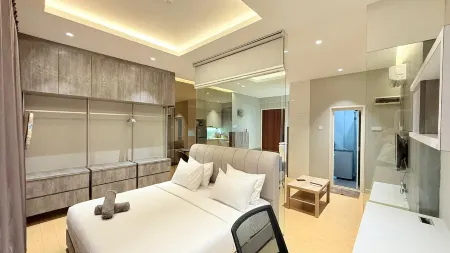 King Bed Mount Austin Palazio 2pax Luxury