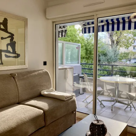 New Studio Apartment in Cannes with Private Parking and Swimming Pool