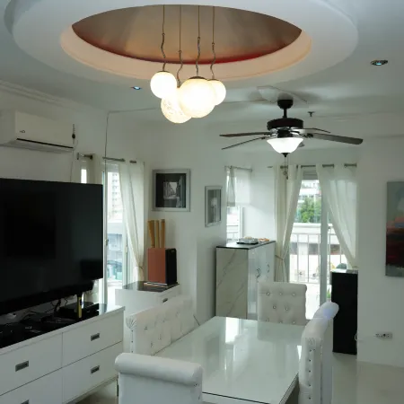 Modern 1-Bedroom Apartment, Gym & Pool Access