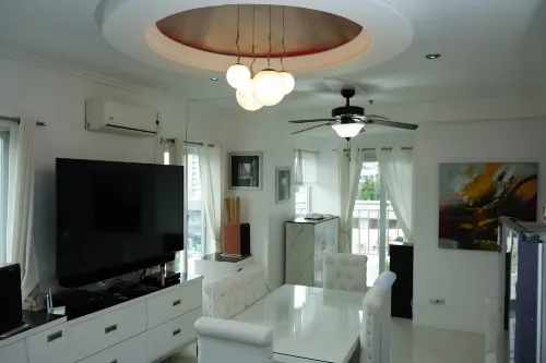 Modern 1-Bedroom Apartment, Gym & Pool Access - Bintang 2