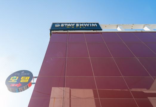 스테이쉼 모텔의 세련된 조명