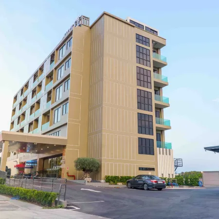 Sakhonburi Cozy Hotel Отели рядом с достопримечательностью «Ват лонг Кхру»