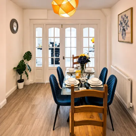 East London Home|Parking|Garden & Self Check-In