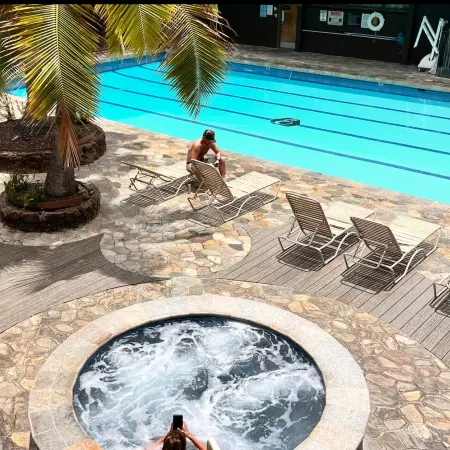 Penthouse with parking Close to HPU Huge Terrace  One and half Bath up to 15person