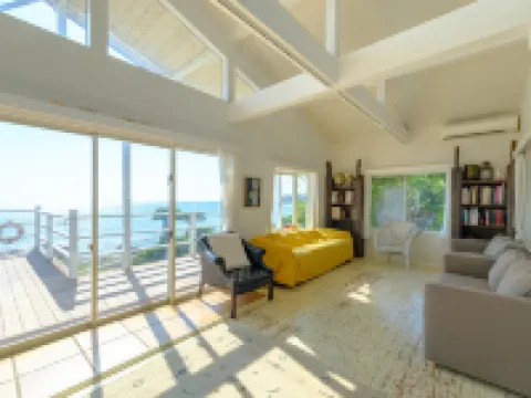 海と光のある暮らし｜ビーチまで徒歩5秒の一棟貸切｜写真が映えるオーシャンビュー｜10名 | 三浦バンビーノ 三浦のホテル