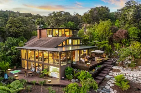 Fireplace Suite - Ocean Views & Beach Access Отели рядом с достопримечательностью «Kaiteriteri Kayak»