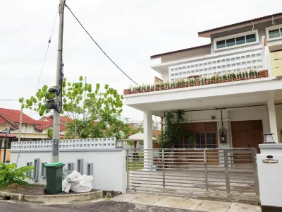 D’SeBalik Pulau - Tropical Boutique Home Отели рядом с достопримечательностью «Кантрисайд Стейблс Пинанг»