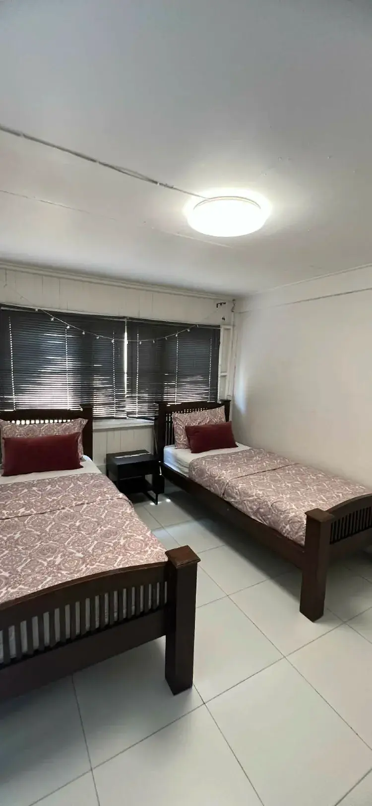 เตียงในห้องทวินพร้อมห้องน้ำรวม (สำหรับผู้ชายเท่านั้น)