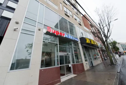 Dynasty Hotel and Suites New York LaGuardia Hotel - С тренажерным залом