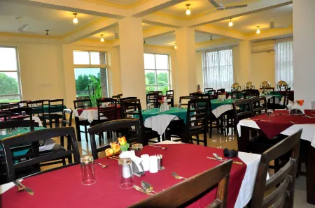 Lumbini Zambala Hotel Отели рядом с достопримечательностью «Zhong Hua Monastery»