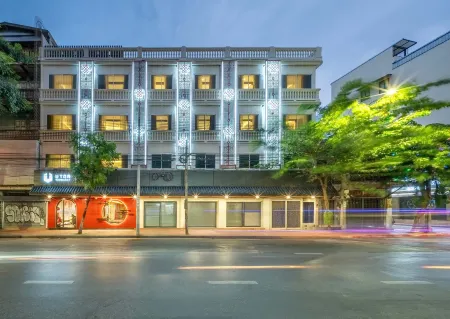 U TOR Yaowarat - Bangkok Chinatown Отели рядом со станцией Бангбамру