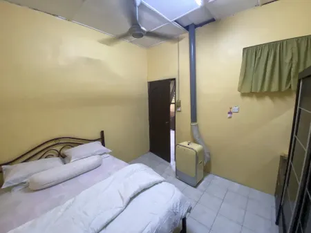 Anwar Kluang Homestay Отели рядом с достопримечательностью «Masjid Jamek Kg. Melayu»