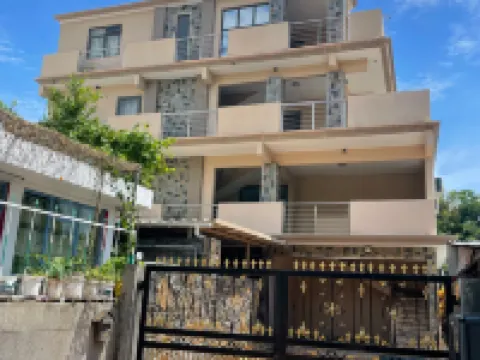 Luxurious Teak Furnished City Apartment w/ Pool Hôtels à : Port-Louis
