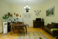 Indise Hamsa Putih 2BR House - parking