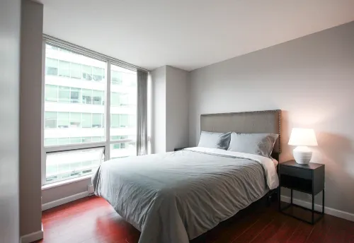 Spacious 2 bed 2 bath located in Downtown Vancouver. - Condos