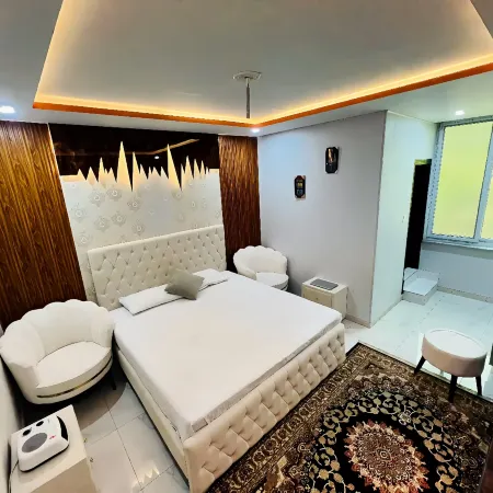 Scenic Balcony Apartment Near Kashmir Point