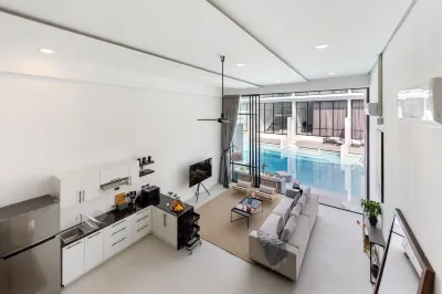 Elegant Pool Access Townhouse Near Beach Hotel di 