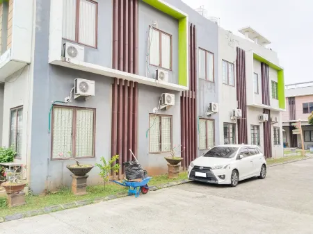 Colombus Homy Syariah Отели рядом с достопримечательностью «Masjid Baiturrohim Pindo Deli 2»