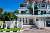 La Ferringhi Villa by BRB