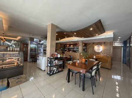 Casa Familia Hotel Restaurant Cafe & Events Place Отели в г. Кауаян