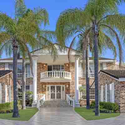 Stunning 4BR Holiday Home with Water Views & Pool Hotel Exterior