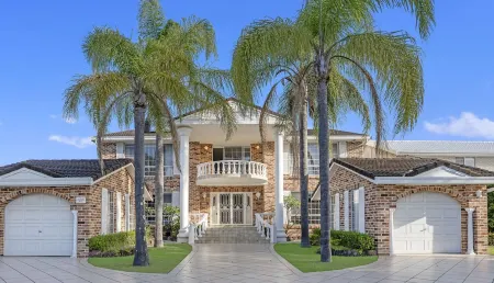 Stunning 4BR Holiday Home with Water Views & Pool Отели в г. Ettalong Beach