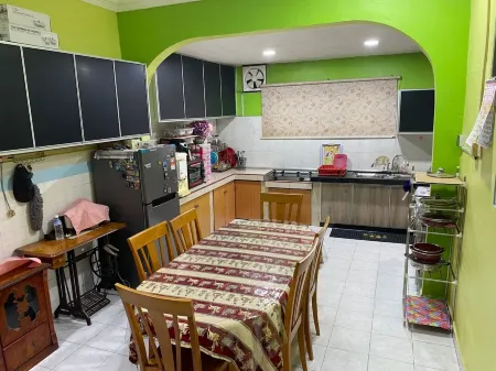 Anwar Kluang Homestay Отели рядом с достопримечательностью «Masjid Jamek Kg. Melayu»